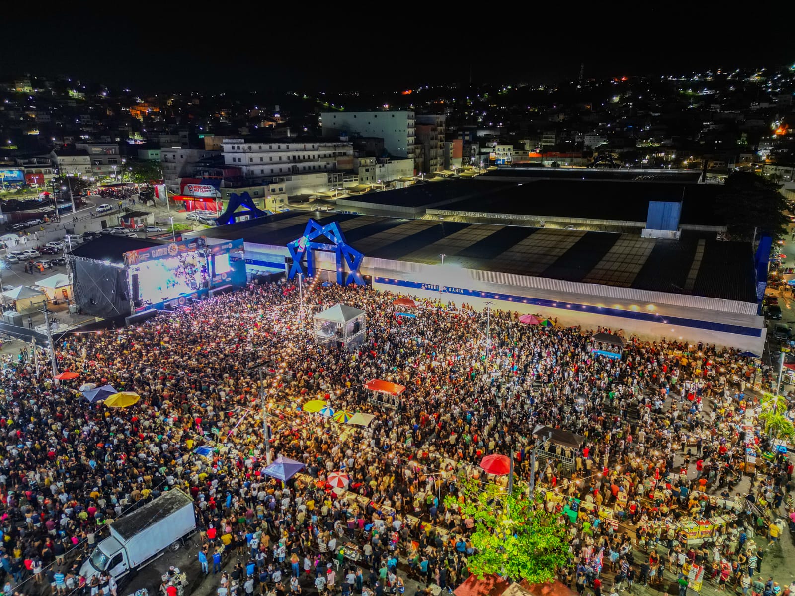 Festa ao som do arrocha encerra a programação do aniversário de Candeias 
