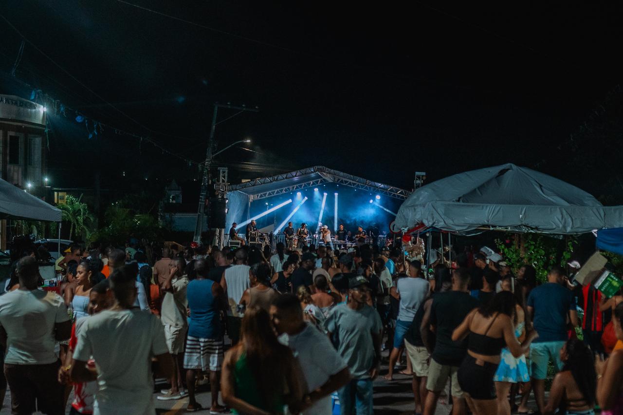 Candeias: No ritmo do samba, moradores de Passagem dos Teixeiras curtem dia festivo de Nª. Sª. de Nazaré