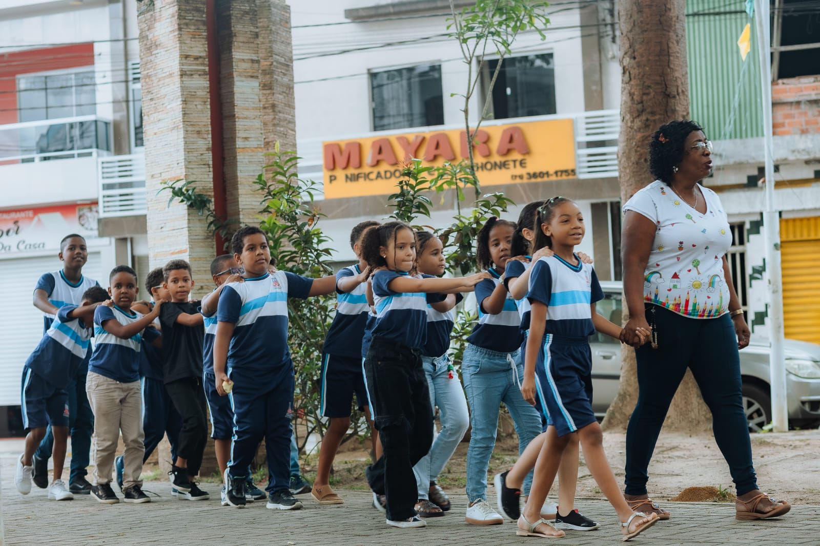 Candeias: Alunos da Escola Municipal ACM plantam Pau-Brasil em atividade do Dia da Árvore