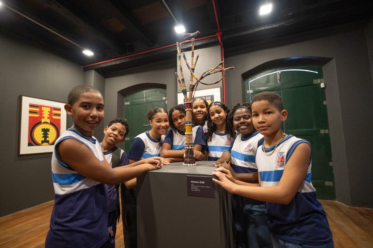 Alunos da Escola Nova Candeias participam de aula extraclasse no Museu do Recôncavo